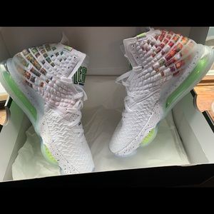 LeBron xvii sneakers women’s size 8.5 men’s 7